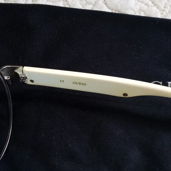 GUESS RX GLASSES AND CASE - Picture 3 of 10